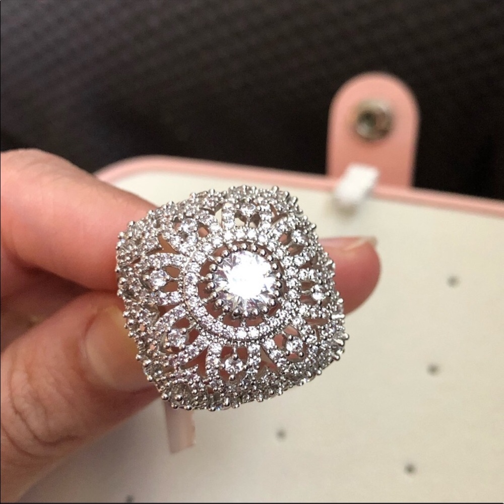 NWT🎄 gorgeous white rhodium plated ring🎄🎁